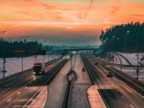 值得注意的是,有点懵!学校门口超重石墩被加装钢管护栏,网友质疑多此一举!多方回应